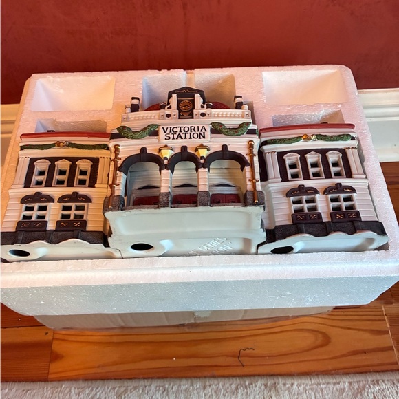 Dept 56 Dickens Village Series “Victoria Station” #5574-3 1989 - Picture 10 of 11